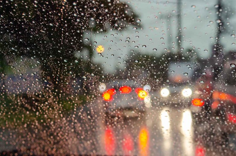 Motoristas devem redobrar cuidados ao dirigir na chuva; confira dicas