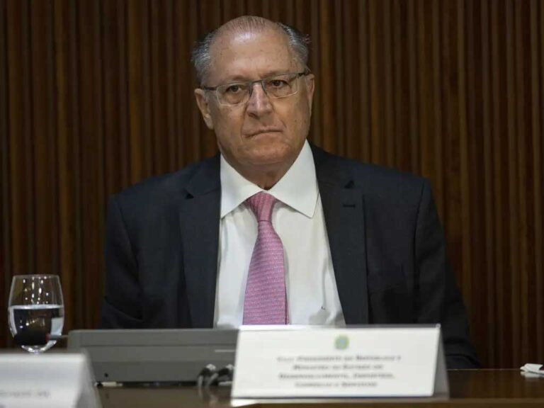 Alckmin deixa ministério em abril, mas segue como vice