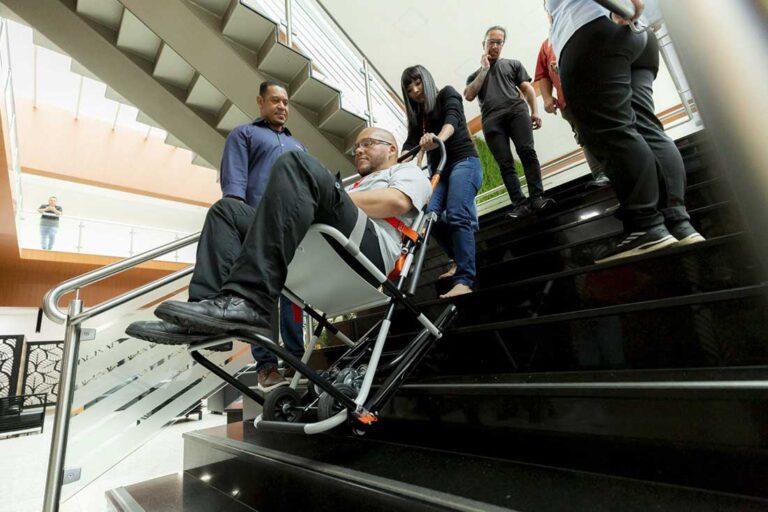 Barueri: Servidores aprendem a usar cadeiras para socorro em escada