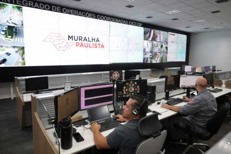 Polícia de SP prende procurados da Justiça em jogo do Corinthians após alerta do Muralha Paulista