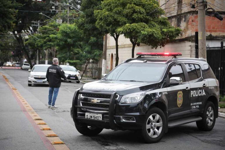 Polícia Civil de SP descobre central de golpes em imóvel de luxo; 10 são presos