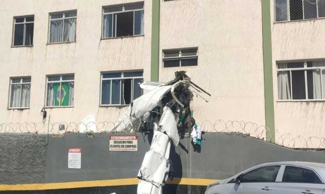 Avião de bimotor cai e bate em prédio em Belo Horizonte