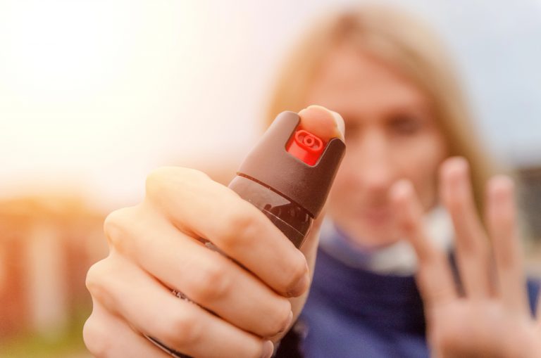Lei autoriza venda de spray de pimenta para defesa pessoal de mulheres