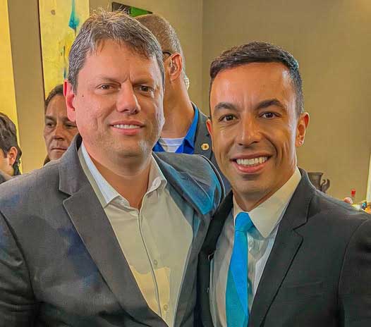 Tarcísio de Freitas inicia campanha à reeleição em Osasco ao lado de Rogério Lins