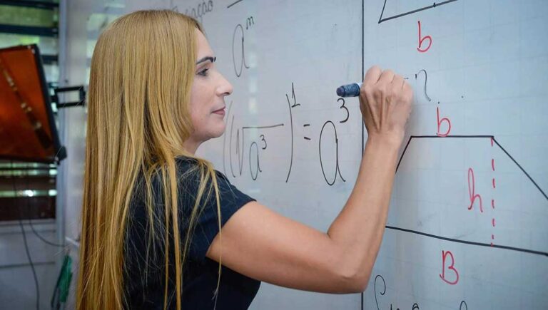 SP aplica prova para 20,6 mil candidatos a professores do Ensino Médio técnico neste domingo (23)