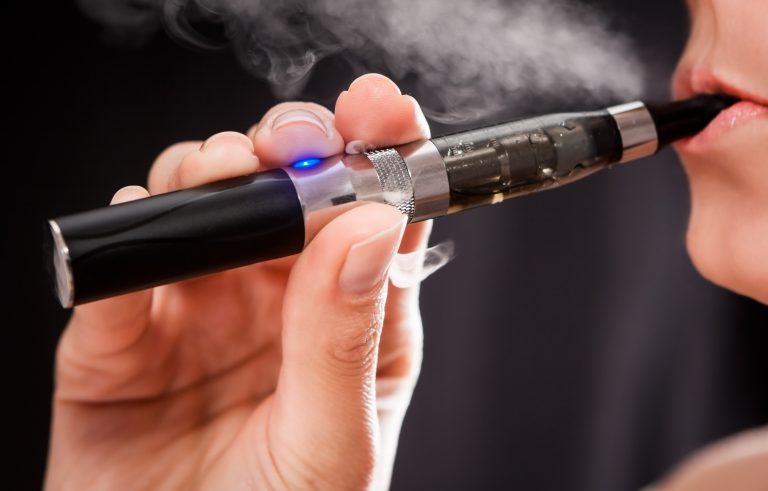 Projeto proíbe fabricação e venda de cigarros eletrônicos no país
