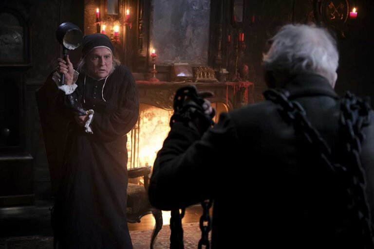 Johnny Depp fala sobre a sua versão de Ebenezer Scrooge em vídeo de “Ebenezer e os Fantasmas do Natal”